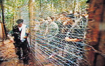 PARA NUNCA OLVIDAR... Las FARC no solo secuestraron a los inocentes, los trataban como animales. Amarrados, en condiciones infrahumanas, sin atención médica y forzados a vivir en jaulas.
Iván Cepeda es el candidato presidencial de estos salvajes que buscan gobernar el país...