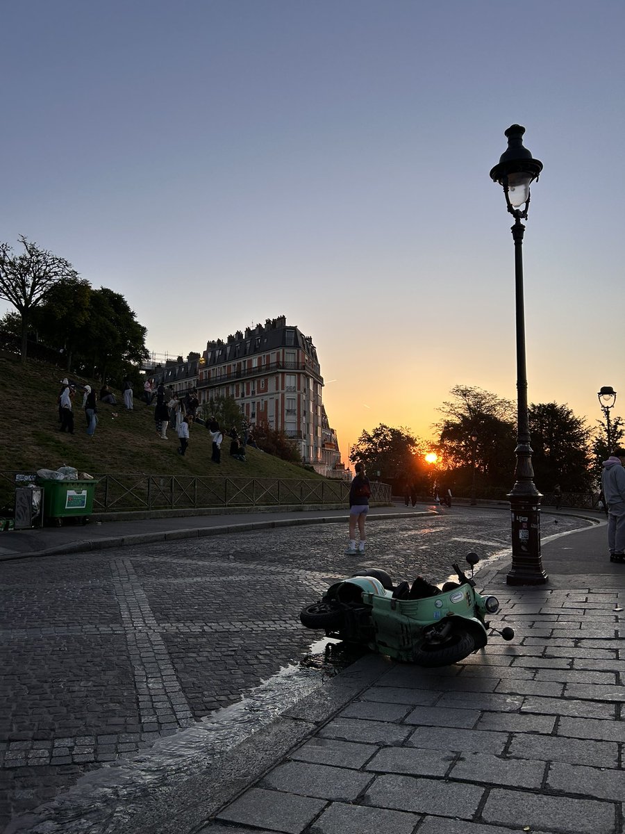fizikchimie067's tweet photo. Le Paris qui se réveil est mieux que le Paris qui s’endort https://t.co/Y5ZKyEUyI5