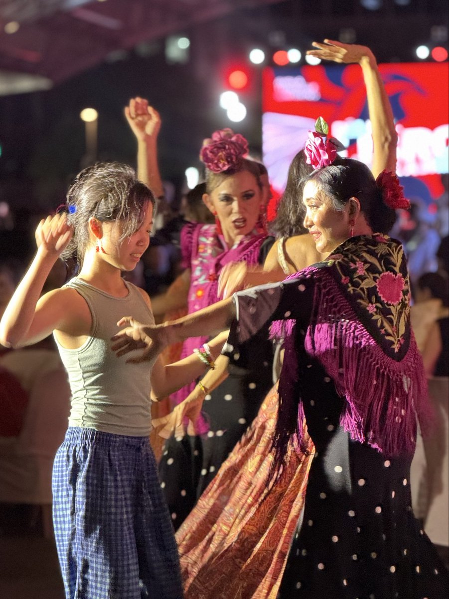 MakeItMakati's tweet image. Flamenco took over Ayala Triangle Gardens with an unforgettable showcase of fiery moves and live guitar that energized the crowd.💃🔥

And it doesn't stop there-drop by and experience more activities that keep the Makati energy going.

#MakeltMakati #DiadelLibro #WorldBookDay