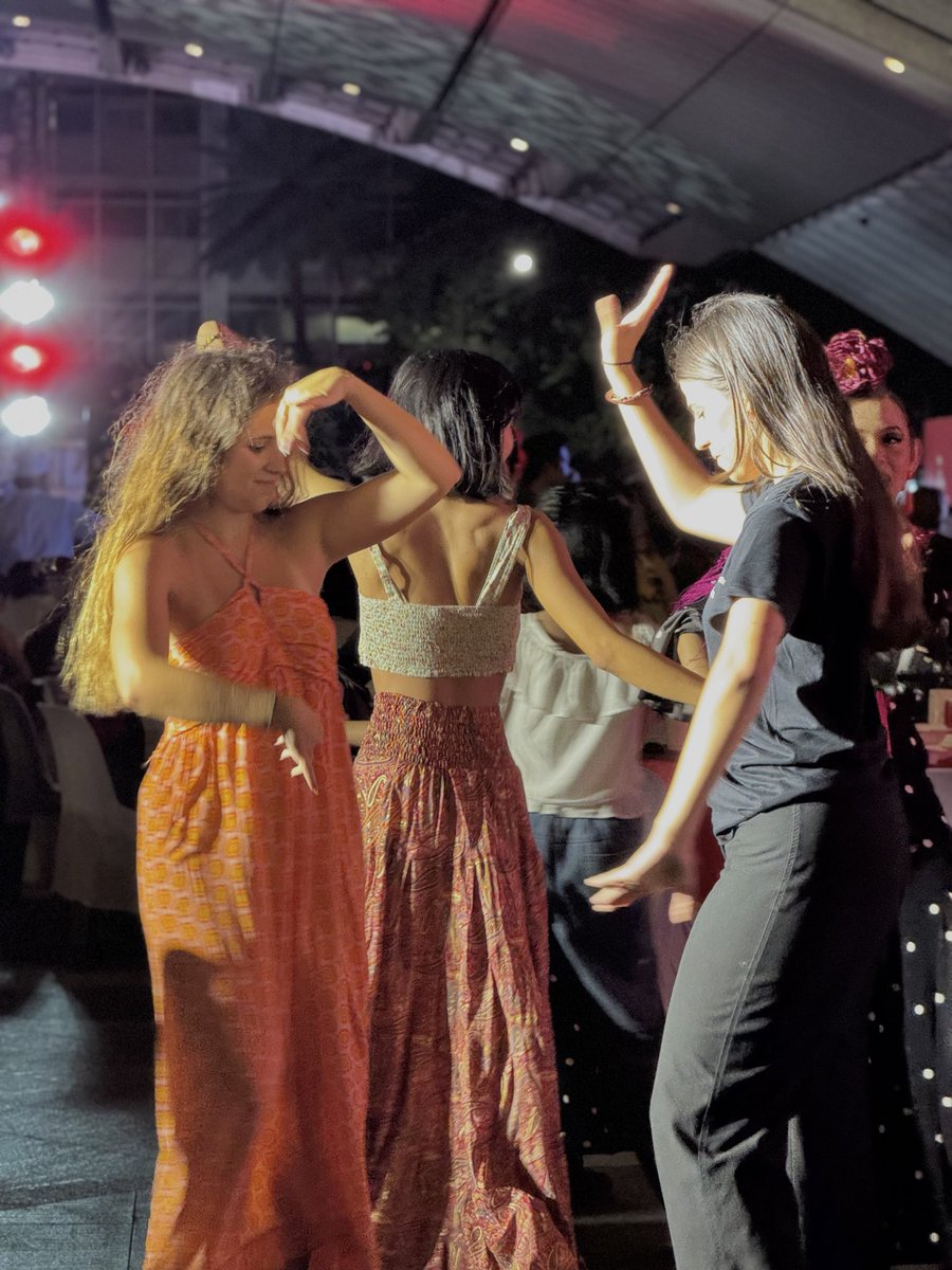 MakeItMakati's tweet image. Flamenco took over Ayala Triangle Gardens with an unforgettable showcase of fiery moves and live guitar that energized the crowd.💃🔥

And it doesn't stop there-drop by and experience more activities that keep the Makati energy going.

#MakeltMakati #DiadelLibro #WorldBookDay