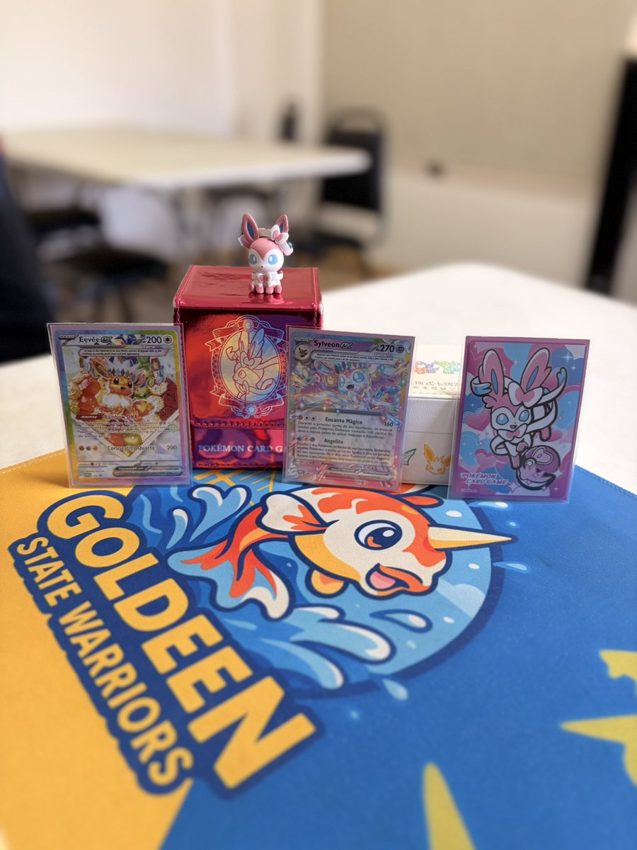 Ncroia's tweet photo. 4/4 League Challenge con Eevee Box ❤️ 
Felicidad pura y alguna que otra rabia 😅 pero finalmente siempre está ahí 🫶🏼

Huge shoutout to @Littlesislatias for sharing the decklist and some tips over the past few months. I miss Pidgeot, but it still puts in work in this meta! 🔥 https://t.co/wYXR6UA5dq