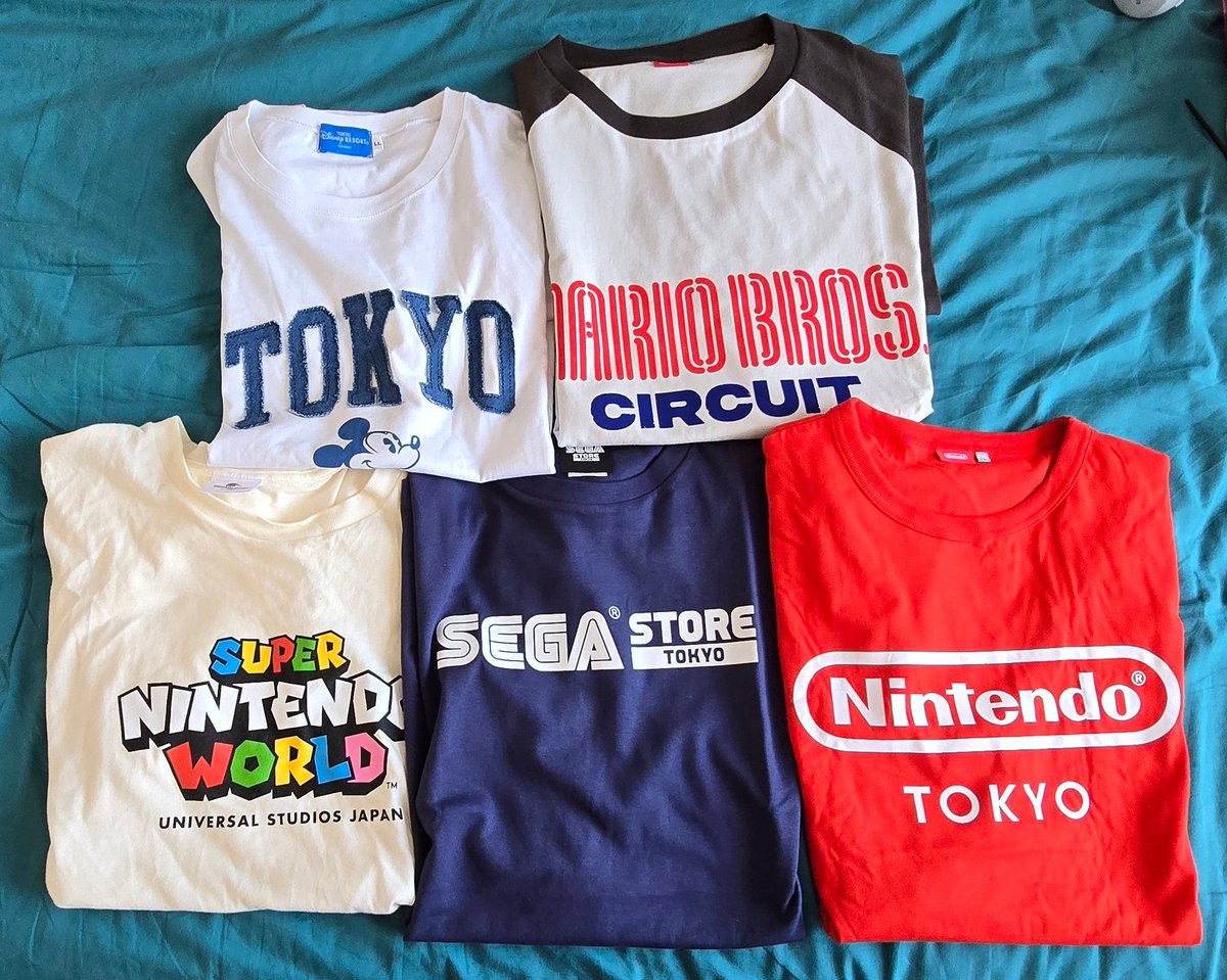 On continue avec des t-shirts !
Il semblerait que je soit passé par les parcs d'attractions #NintendoWorld et #Disneysea, puis par les stores #Nintendo et #Sega 😍