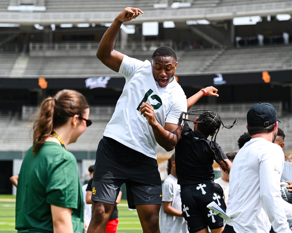 BUFootball's tweet photo. Inspiring the next generation 🐻 https://t.co/wd2czGbomC
