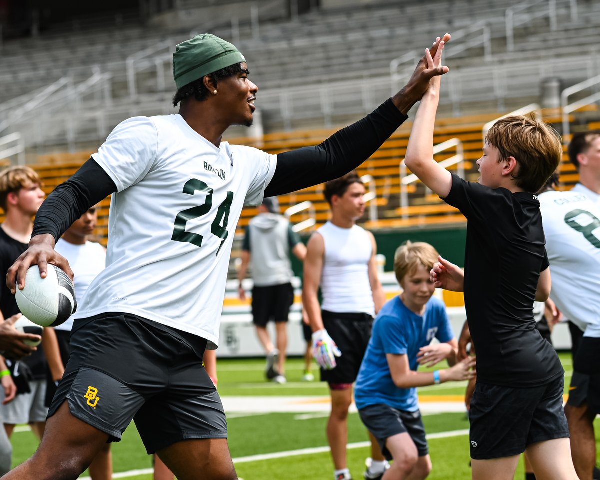 BUFootball's tweet photo. Inspiring the next generation 🐻 https://t.co/wd2czGbomC