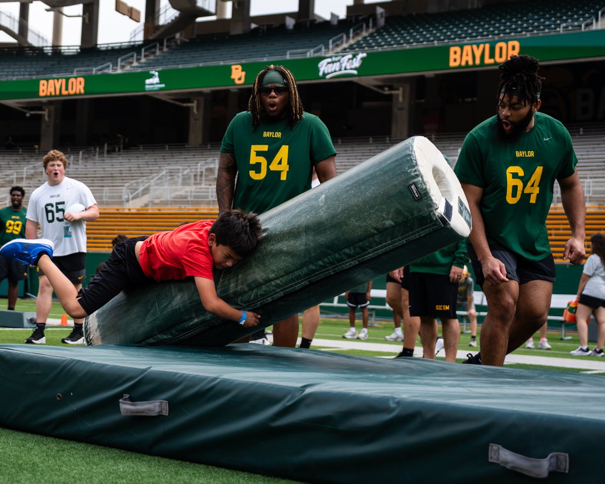 BUFootball's tweet photo. Inspiring the next generation 🐻 https://t.co/wd2czGbomC