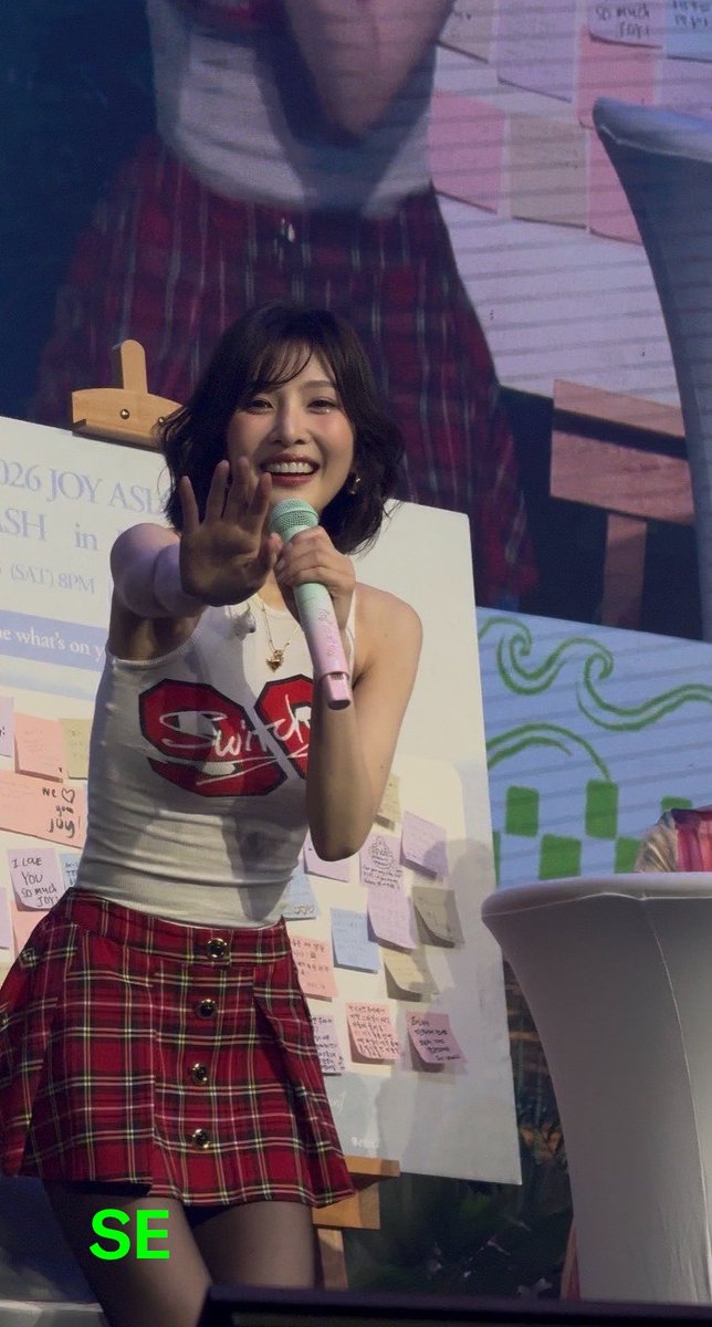 seezzyyy's tweet image. It all still feels like a dream 🙈 I still can’t believe Joy looked at me like that 🥹🥹🥹💚💚💚 The way she is looking at the letter really warms my heart soooo muchhhh🥺🥰 Joy, I will love you forevermore 🫶🏻
#JOY #redvelvet #JOYinKL #JOYinMY #2026JOY_SPLASH_TOUR