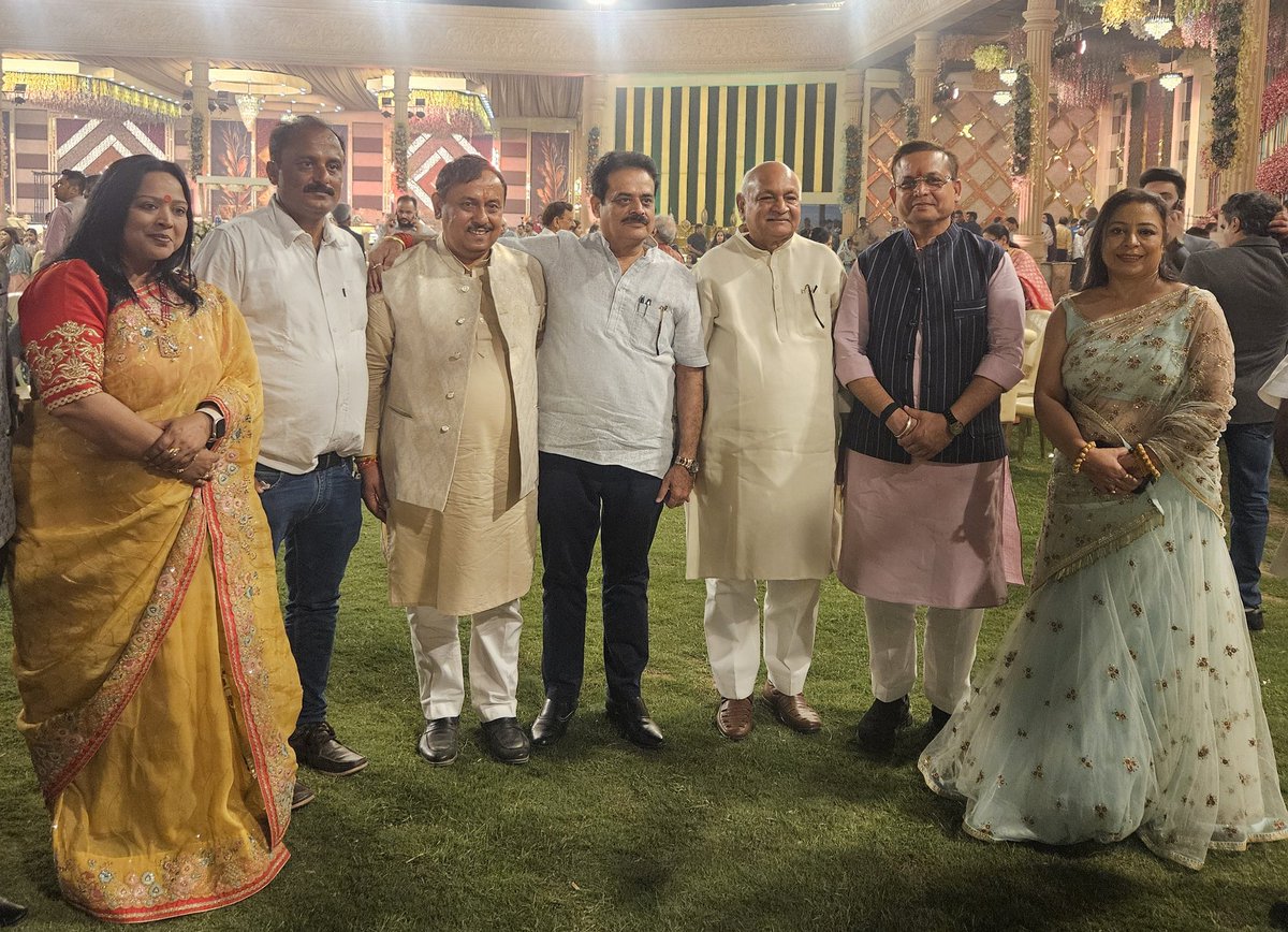 arvindgargbjp's tweet image. श्री नरेश मलिक जी, जिला उपाध्यक्ष, केशवपुरम के सुपुत्र के विवाह के शुभ अवसर पर बधाई एवं शुभकामनाएं दी।

@bjp4delhi
@arvindgargbjp 
 #BJP4IND #BJP4Delhi #ArvindGarg