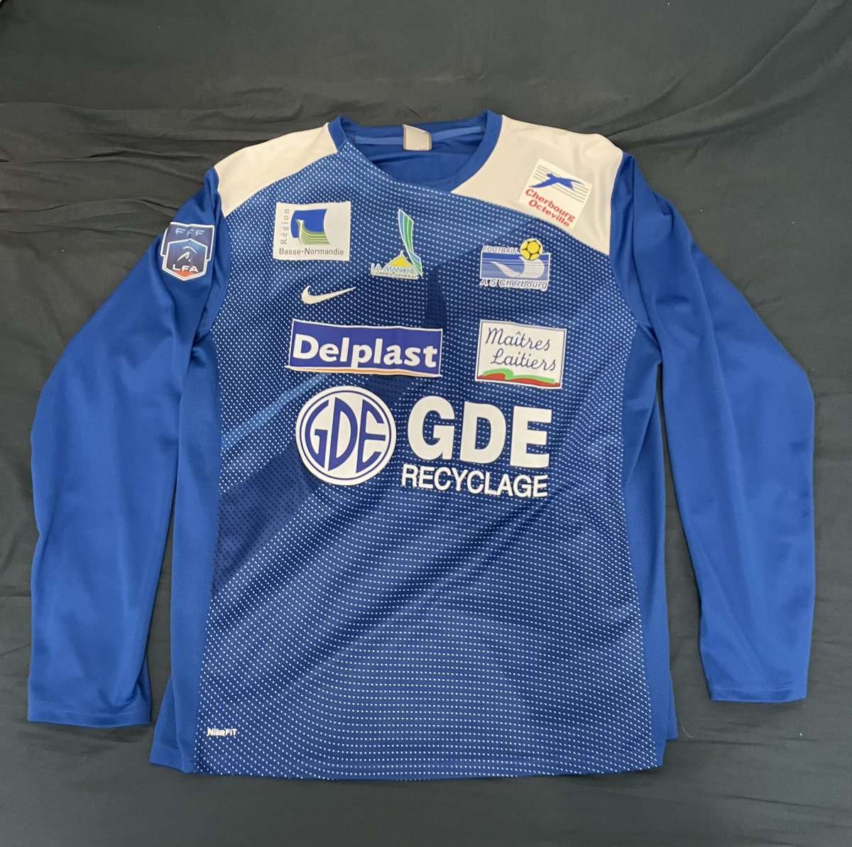 gch43546178's tweet photo. @TopLu28__ Un petit maillot floqué Bébé Kambou à l’époque de Cherbourg en national https://t.co/HpWDRjGweF