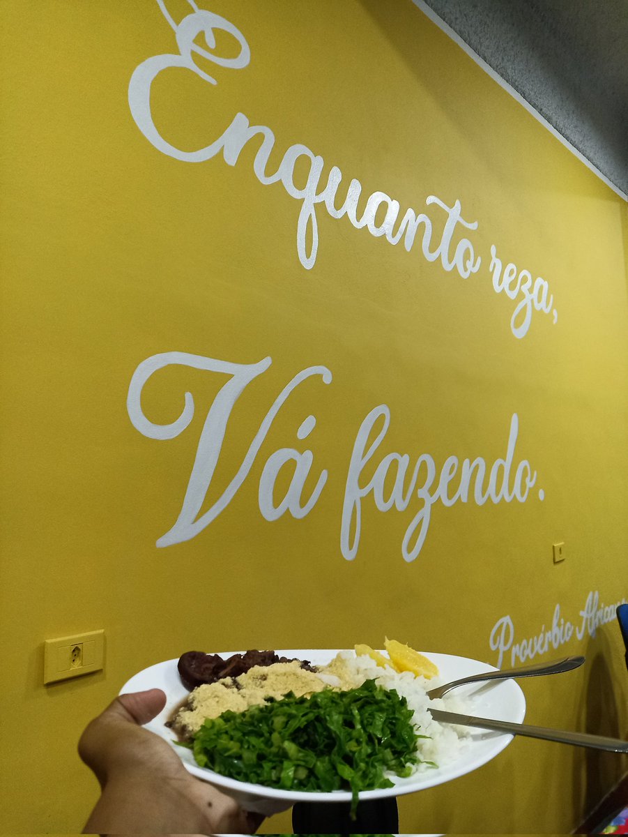 Olha que maneiro Alhana no pandeiro tweet media