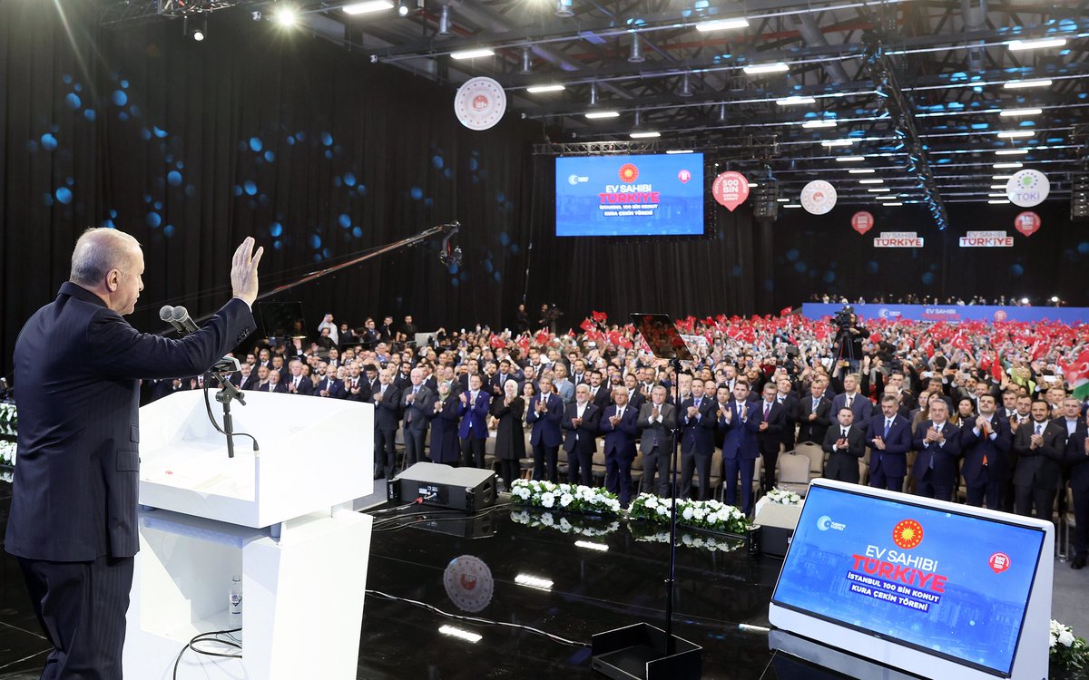 📍İstanbul

“İstanbul, bizim dünyaya açılan kapımız.
İstanbul, bizim vizyon şehrimiz. 
İstanbul, bizim gözbebeğimiz.
Denizle toprağın visale erdiği bu muhteşem şehirde sizlerin karşısına yeni eserlerle, hizmetlerle, projelerle çıkmanın bahtiyarlığı içindeyim.”

Genel Başkanımız,