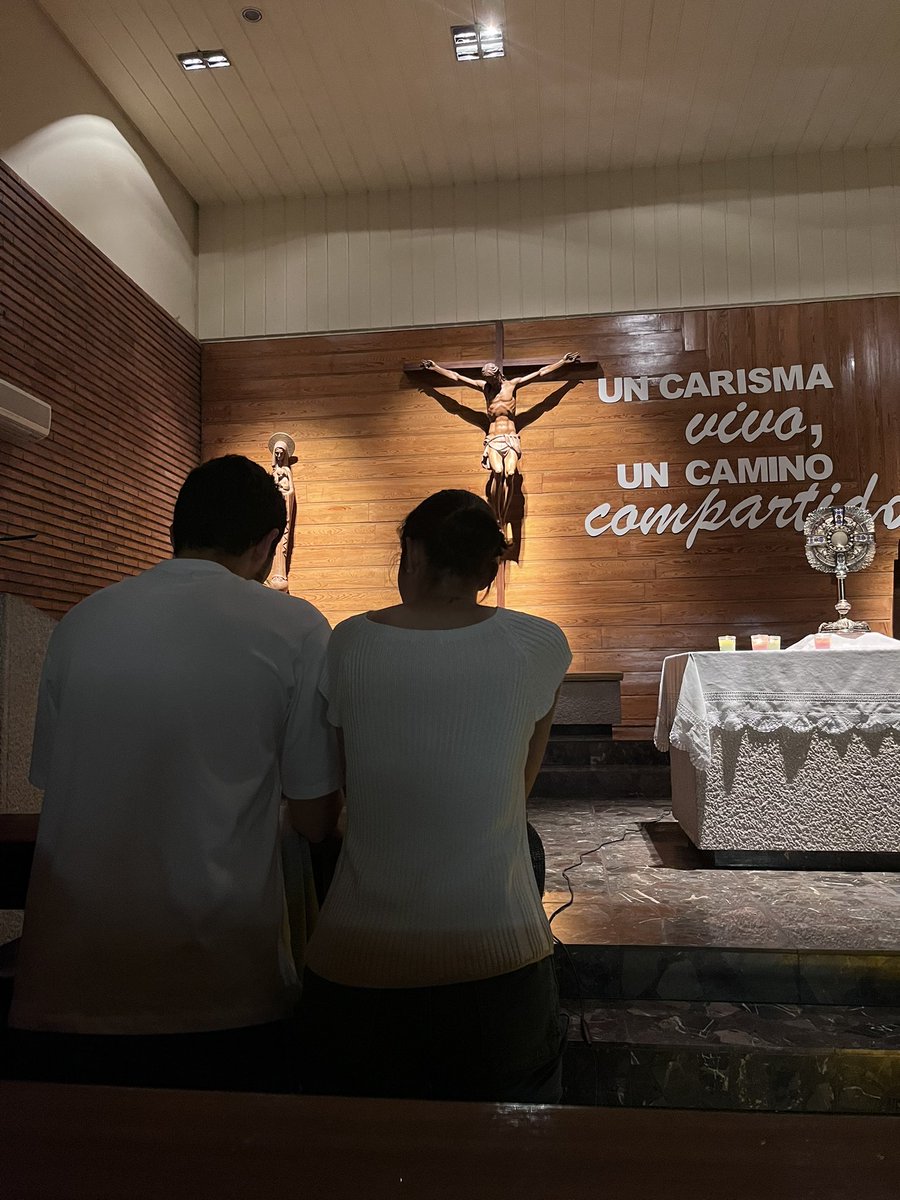 CMBerrospe's tweet photo. El jueves 23 de abril tuvimos una #Adoración al Santísimo en nuestra capilla🙏. Un espacio para reconocer la presencia humilde,personal y sencilla de Jesús entre nosotras✨. Gracias a todas las colegialas que cantaron y con sus voces nos ayudaron a rezar🤲🏻 https://t.co/taAjlpC5OB