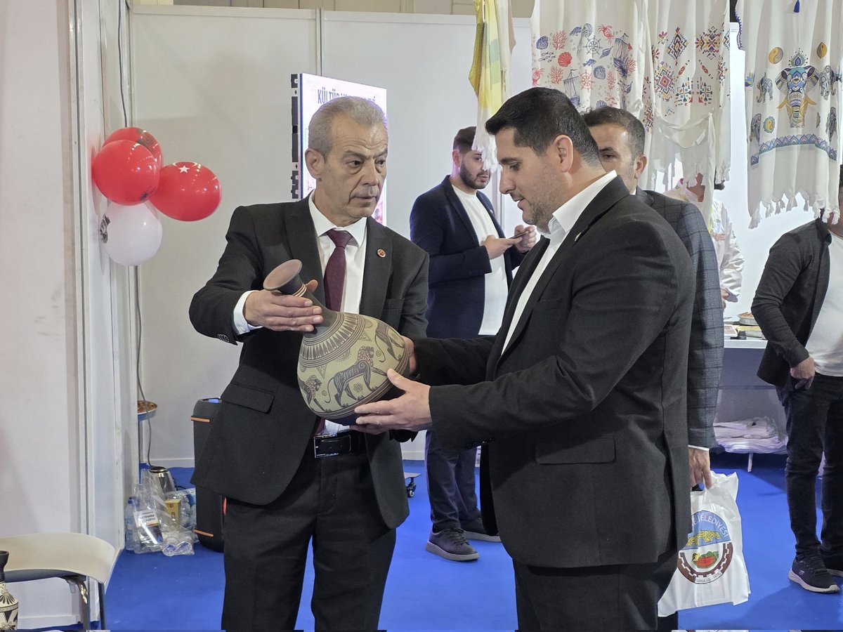 MSerifDurmaz's tweet image. 📍Antalya’da düzenlenen YÖREX 2026’dayız!

Doğudan batıya, kuzeyden güneye Türkiye’nin dört bir yanından gelen yöresel ürünler ve eşsiz lezzetler fuarda buluştu. Her şehirden bir tat, her standda ayrı bir hikâye… 

Bugün, Yöresel Ürünler Fuarı'nda birçok ilden gelen değerli