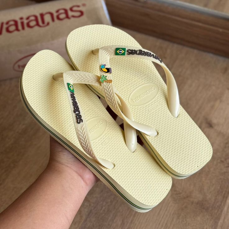Lupitapromos's tweet photo. que a verdade seja dita: todo mundo tenta mas ninguém chega aos pés das havaianas https://t.co/GbiHlvX2IN