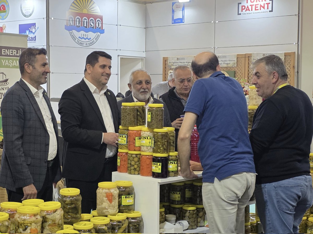 MSerifDurmaz's tweet image. 📍Antalya’da düzenlenen YÖREX 2026’dayız!

Doğudan batıya, kuzeyden güneye Türkiye’nin dört bir yanından gelen yöresel ürünler ve eşsiz lezzetler fuarda buluştu. Her şehirden bir tat, her standda ayrı bir hikâye… 

Bugün, Yöresel Ürünler Fuarı'nda birçok ilden gelen değerli