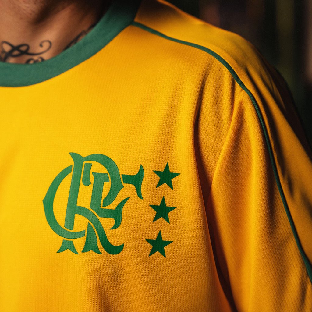 FlaDaNacaoDois's tweet photo. Juntaram duas nações. Duas nações, tradição, um ídolo e beleza em uma camisa só. 

Espetacular. https://t.co/XpRrMsralD
