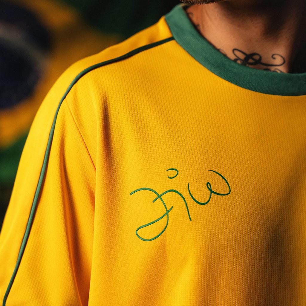 Juntaram duas nações. Duas nações, tradição, um ídolo e beleza em uma camisa só. 

Espetacular.