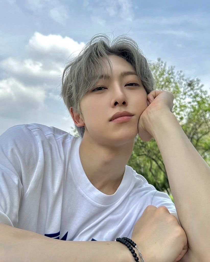 Pauenha7's tweet photo. Hi 👾🎮  #LUNÉSelcaDay https://t.co/d4Ju7ntgFw