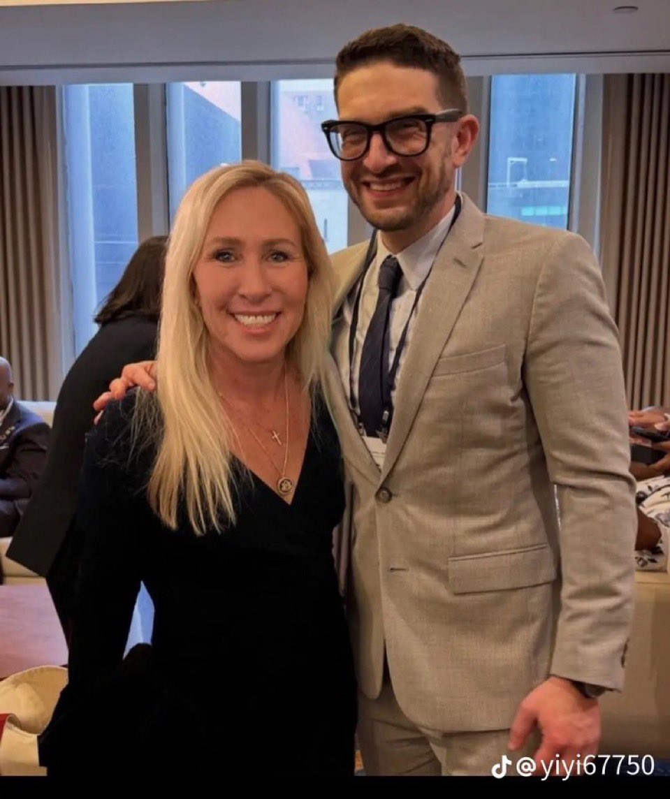 Emma Moore tweet media