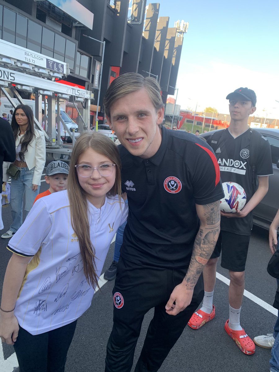 DomBN91's tweet photo. Big 2 are over the moon. Cheers @Sydiepeck8 #twitterblades 🔴⚪️ https://t.co/ArXIuVjwn2