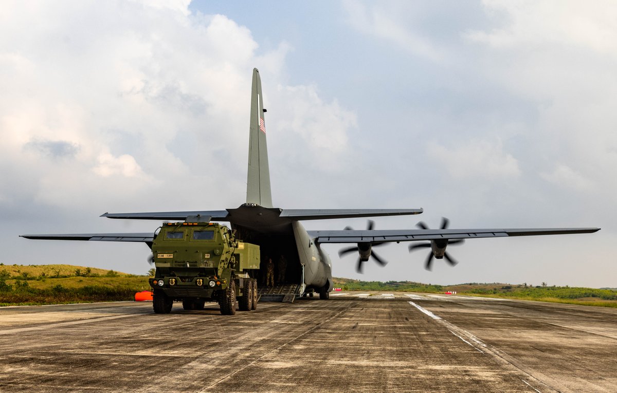 25thID's tweet photo. @USArmy #25ID & @usairforce worked #ShoulderToShoulder for a #HIRAIN in the Philippines. Rapidly positioning this #STRIKE capability in austere environments makes #Balikatan readiness real. 🇺🇸🤝🇵🇭
📸Sgt. Taylor Gray
#ArchipelagicDefense #FreeAndOpenIndoPacific https://t.co/kd1zZ3ht0g