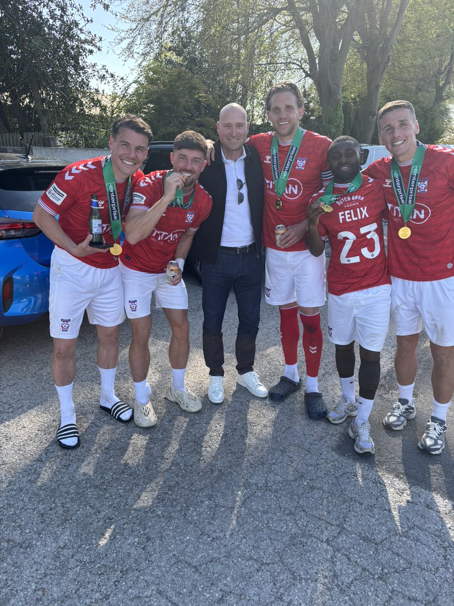 LeePhilpott11's tweet photo. Massive congrats lads 🏆
@ANewby10 👏🏻@calhowe 👏🏻@Jeffking034👏🏻 @JoeFelix 👏🏻 @RyanFallowfield 👏🏻
#Champions #Promotion #ycfc https://t.co/CXD1NBsjA0