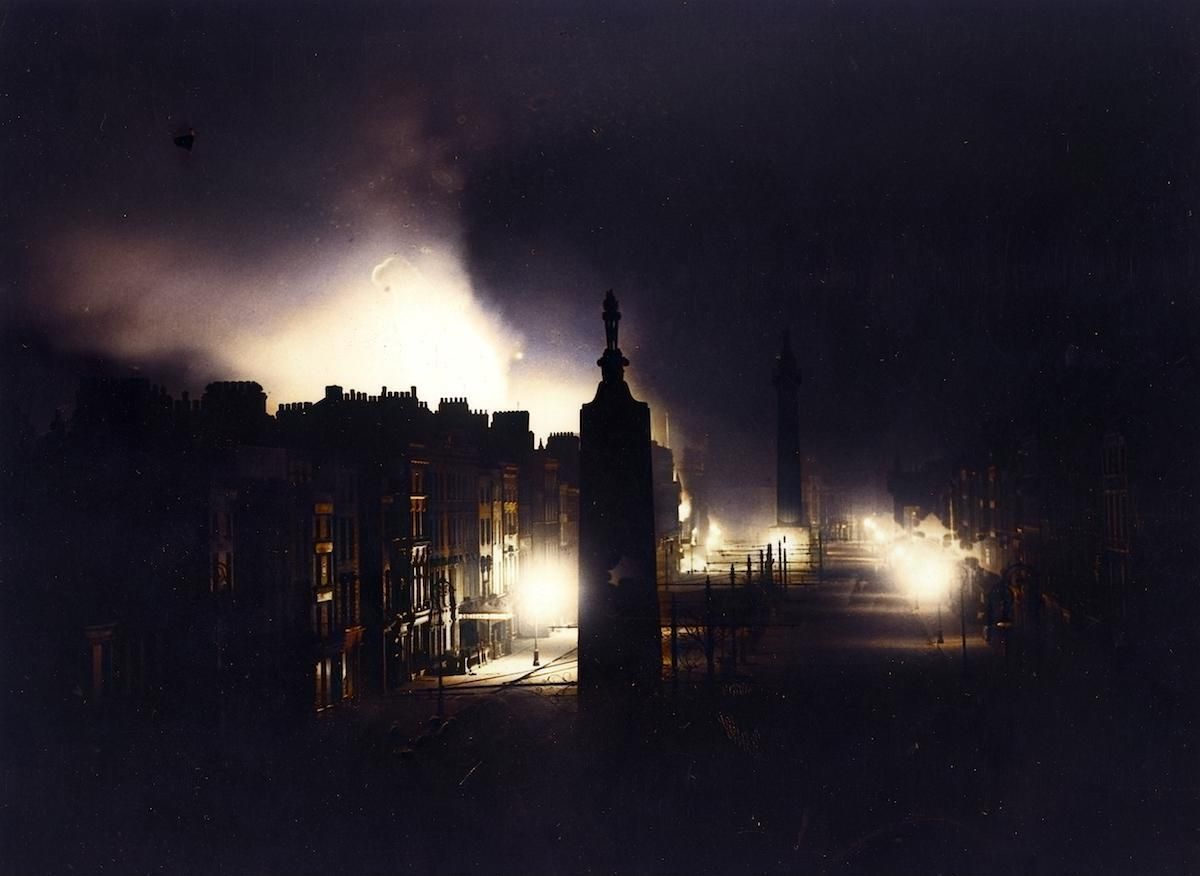 timelesscolours's tweet image. A City Ablaze 

Haunting view looking south on Sackville Street shows a city illuminated by fires, consuming the GPO and other buildings. Nelson’s Pillar rises in silhouette. Rare long-exposure taken in near-total darkness, captures the scale of the devastation.