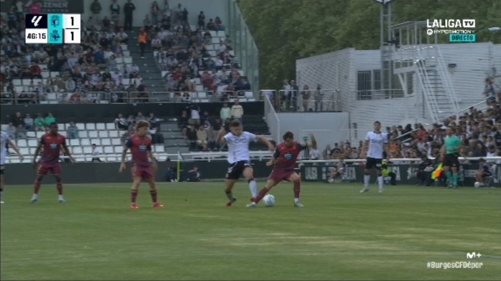 MrAsubio's tweet image. #Burgos #Dépor

👟 Alti está en posesión do balón, chega Curro Sánchez a tentar desputarllo e RÁSPALLE cos tacos dende enriba do nocello ata o pé.

📌 TLD e 🟨

👮🏻‍♂️:✅️
📺:✅️

Criterio CTA tacos: 

▪️Tacos por debaixo do nocello sen forza excesiva ou raspón = 🟨 

▪️Impacto...