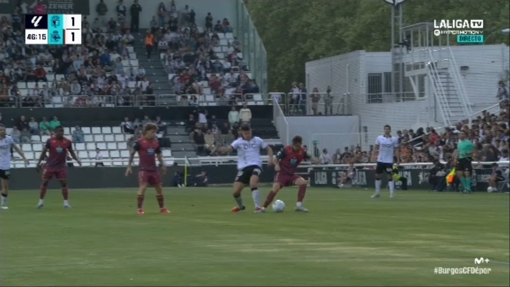 MrAsubio's tweet image. #Burgos #Dépor

👟 Alti está en posesión do balón, chega Curro Sánchez a tentar desputarllo e RÁSPALLE cos tacos dende enriba do nocello ata o pé.

📌 TLD e 🟨

👮🏻‍♂️:✅️
📺:✅️

Criterio CTA tacos: 

▪️Tacos por debaixo do nocello sen forza excesiva ou raspón = 🟨 

▪️Impacto...