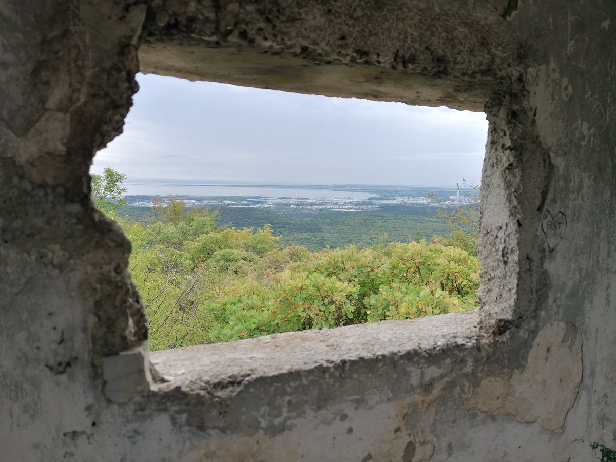 Pillandia's tweet photo. 1⃣ Estremo nord del Mediterraneo visto da un'antica postazione iugoslava sul Kremenjak, ad un metro dal confine tra Slovenia e Italia "64-10".
2⃣ Stessa postazione iugoslava e Carso visti dall'Italia, presso il cippo di confine "64-10" con la Slovenia.
https://t.co/3ctpQfW0DF https://t.co/yHPqoXG3rD
