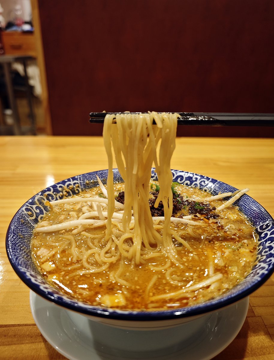 ramen_8's tweet photo. 新店「ヤンミーヤ担々麺汁あり」１２５０円㊗️ヤンミーヤ
２０２６年４月２５日オープン！
スープは胡麻ペーストのクリーミーさが際立ちながらも、仕上げに加えられた辣油が全体を引き締め、ほどよい刺激を楽しめます。辛さは一般的なピリ辛程度で、辛味が得意でない方でも安心して味わえる設計です。 https://t.co/RiVVpKBSQp