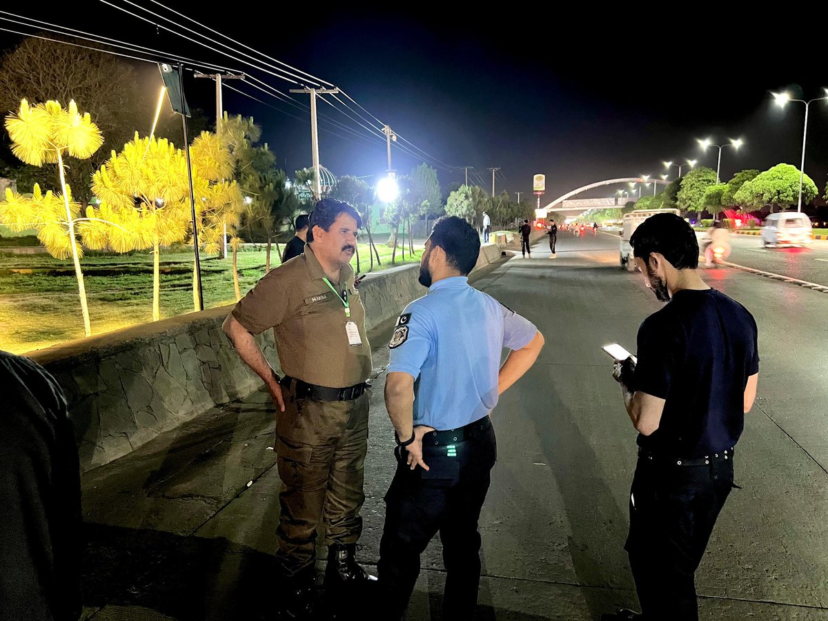 ICT_Police's tweet image. ایس ایس پی آپریشنز اسلام آباد قاضی علی رضا  نے مختلف ڈیوٹی پوائنٹس پر مامور پولیس افسران کی ڈیوٹیز چیک کیں اور انکی حوصلہ افزائی کی۔
#IslamabadPolice #RedZone #Security #SafeCity