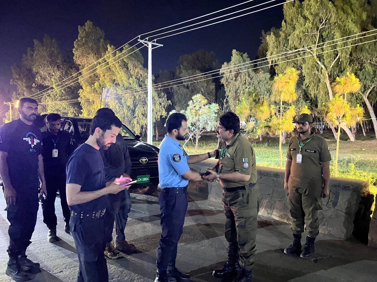 ICT_Police's tweet image. ایس ایس پی آپریشنز اسلام آباد قاضی علی رضا  نے مختلف ڈیوٹی پوائنٹس پر مامور پولیس افسران کی ڈیوٹیز چیک کیں اور انکی حوصلہ افزائی کی۔
#IslamabadPolice #RedZone #Security #SafeCity