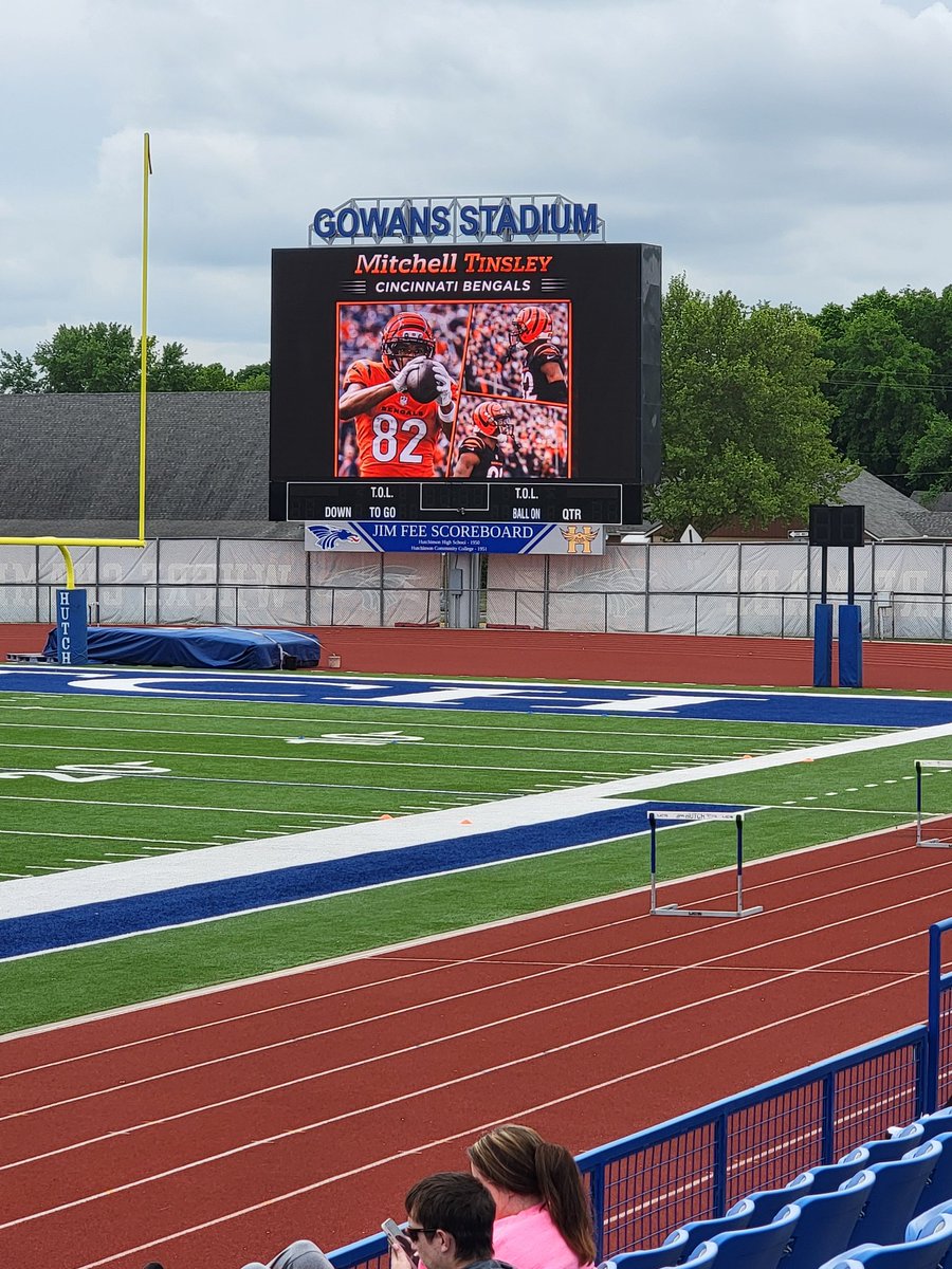 hawkdad56's tweet photo. Brought Jace to the Mitch Tinsley Combine here at Gowans #BreathFire #FootballFactory Thanks to @CoachDrewDallas and @mitchelltinsley ! https://t.co/Fwemk2ROVz