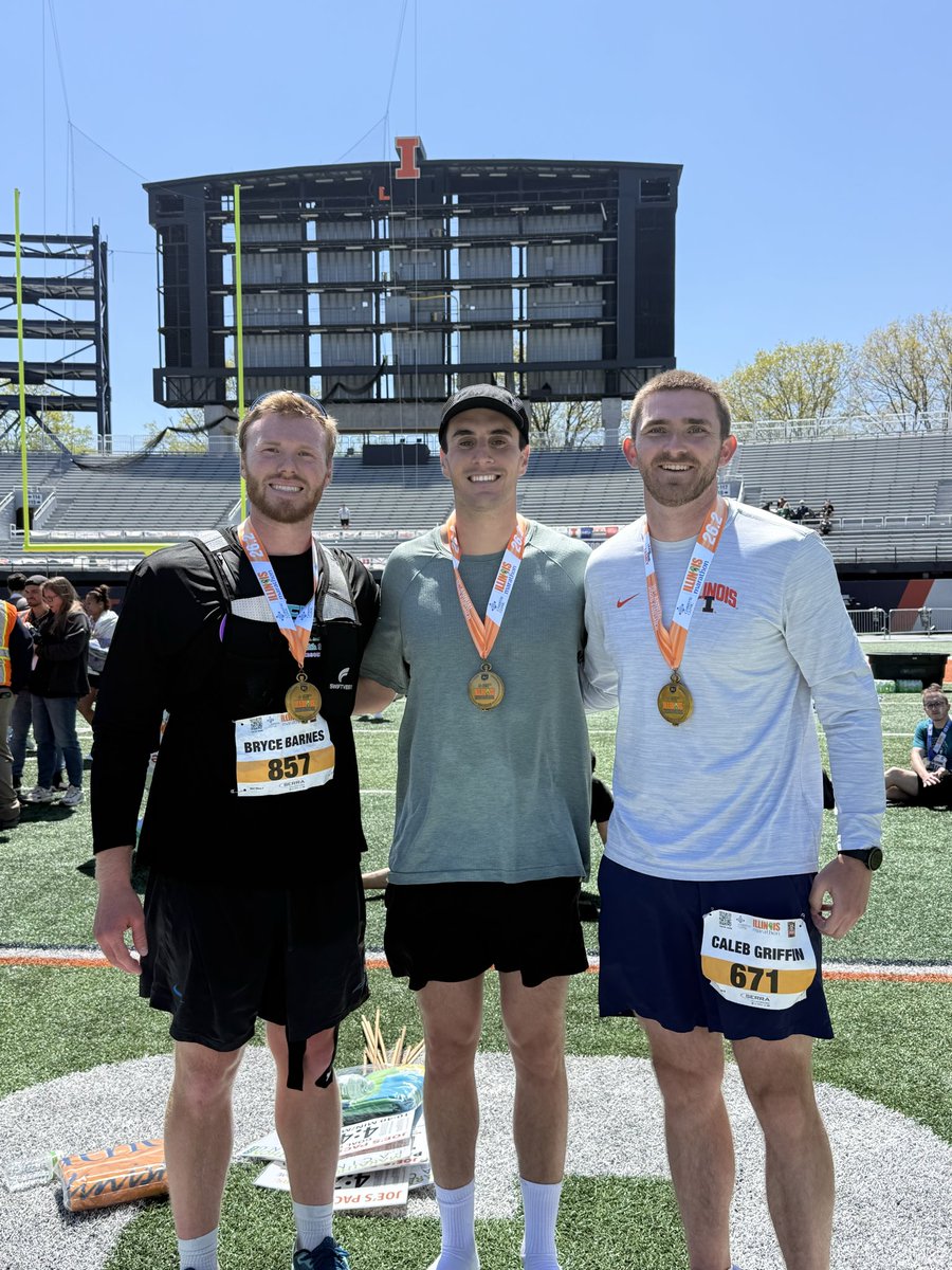 calebgriffiin's tweet photo. 26.2 ✅

@IlliniFootball to Illinois Marathon 🤝 @BarnesBryce_ @hayesblake14 https://t.co/L03fMqVbCj
