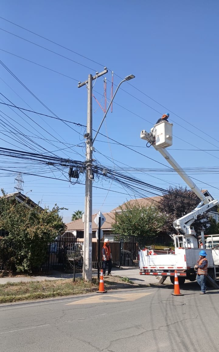 CGE_Clientes's tweet photo. Nuestras brigadas 👷🏻‍ realizan trabajos de mejoramiento de la infraestructura eléctrica en calle La Abadía, en la comuna de #PuenteAlto. Estas labores benefician la continuidad del suministro eléctrico ⚡ #PlanInviernoCGE https://t.co/rMIk5Nj1rl