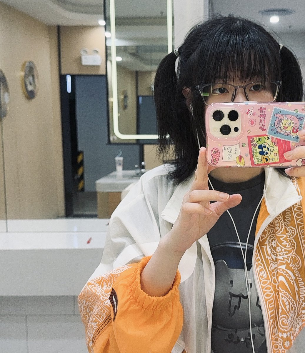 longmie3's tweet photo. galactic sundaeの服を着た https://t.co/akmnsVW9g4
