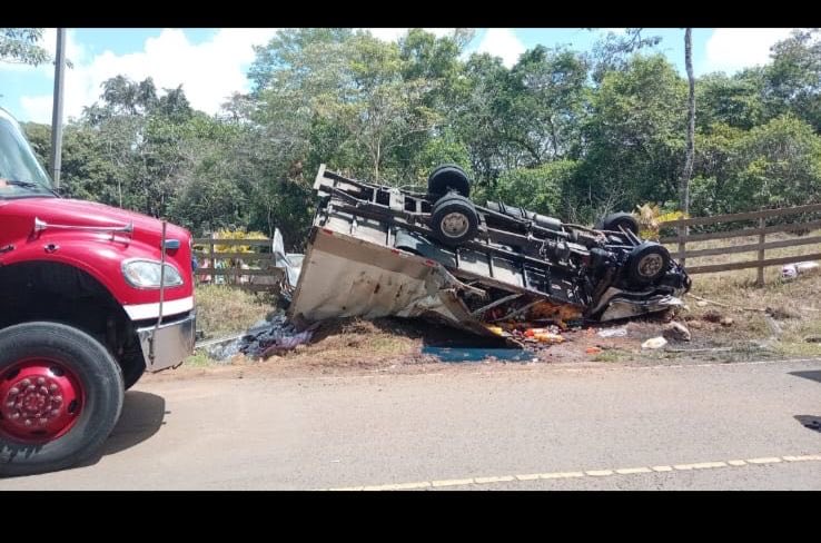 BCBRP's tweet image. #PmaOeste 🚒 Accidente en Santa Rita deja 3 heridos 🚚🤕 Bomberos y SAMER 🚑 atendieron volcamiento. Pacientes trasladados 🏥. Tránsito 🚓 investiga causas. #Emergencias #LaChorrera