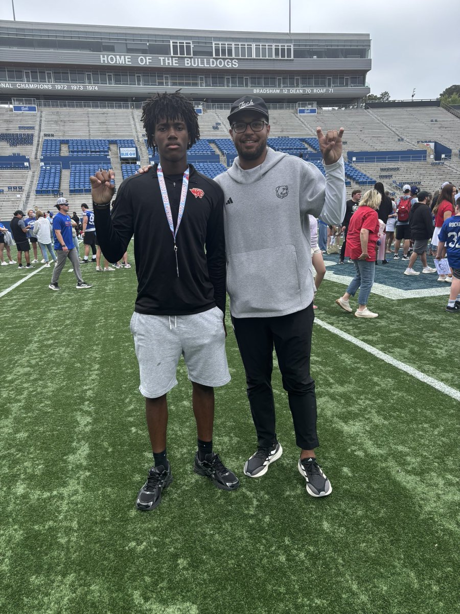 AmarienH265's tweet image. Agtg, after an amazing visit and talk with coach  @LoJoe12  I am extremely blessed to receive  d1 offer from la tech, go bulldogs!! @tcobb52 @coachhineman @CoachWide34