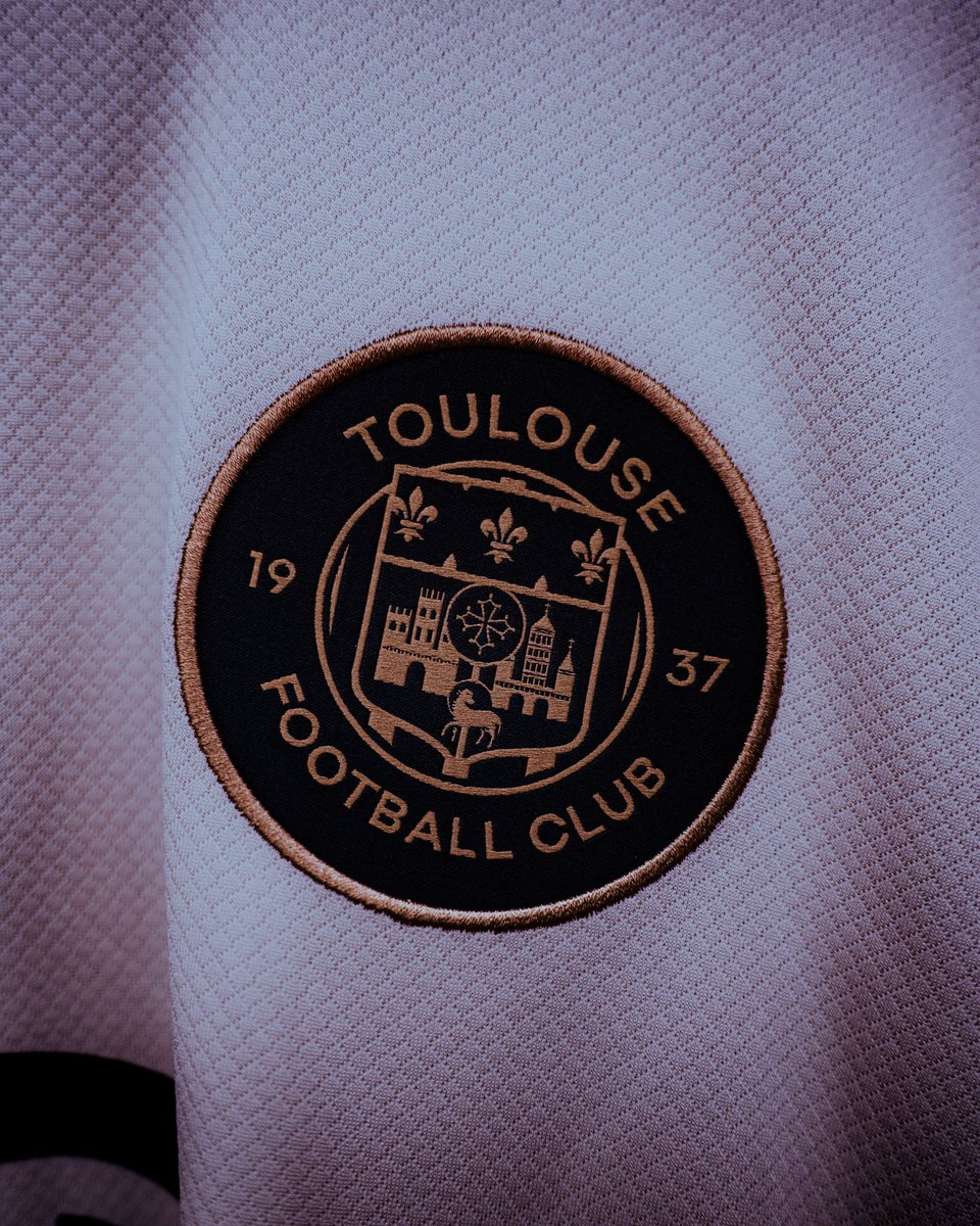 ActuFoot_'s tweet photo. Pour la première fois au monde, "𝗟’𝗔̂𝗠𝗘 𝗗’𝗨𝗡𝗘 𝗩𝗜𝗟𝗟𝗘 𝗨𝗡𝗜𝗧 𝗗𝗘𝗨𝗫 𝗗𝗘 𝗦𝗘𝗦 𝗟𝗘́𝗚𝗘𝗡𝗗𝗘𝗦 𝗟𝗔̀ 𝗢𝗨̀ 𝗕𝗔𝗧 𝗦𝗢𝗡 𝗖Œ𝗨𝗥". 💜🤍 🤝 ❤️🖤

Ce week-end le Toulouse Football Club et le Stade Toulousain vont évoluer avec le même maillot : "CAPITOLIUM". ⚽️🤝🏉

En l’espace de 24 heures, les deux clubs vont évoluer sur la même pelouse avec le même maillot inspiré de l’univers du Capitole. 🤩

Géniale comme idée 👏 @ToulouseFC @StadeToulousain 

Voici le maillot du Téfécé 👇