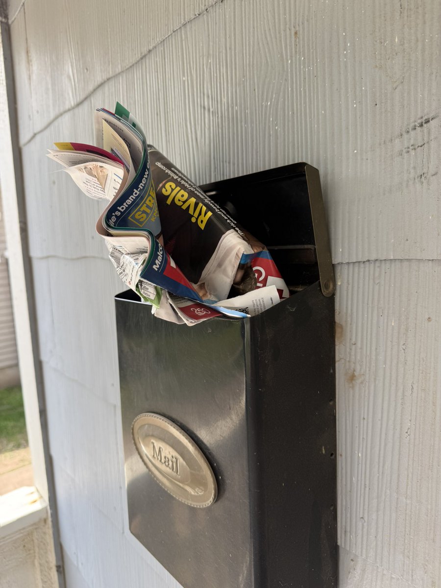 OKCThunderRob's tweet image. Wow! So much for my @TVGuide, #epicfail #fail for the @USPS @USPSHelp, what’s crazy is the mailbox was only about 25% full, plenty of room to slide a magazine in there! I guess my driver was just having a bad day! But still very unacceptable!