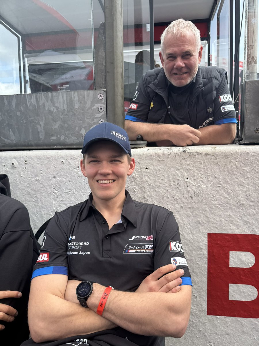 autoraceube_r's tweet photo. スーマーさん親子😉

我々のチームにはハンネス・スーマー選手の仲間である🇪🇪エストニアのスタッフが数多く居ます。スーマー選手がキッカケで昨年の鈴鹿8耐から参加してくれているのです。

スーマー選手のパパは「僕の息子、ハンネスとエストニアのクルーたちを受け入れてくれてありがとう。この素晴らしい環境のチームに出会えて良かった。僕たちは誰かに何かをしてもらったら、それ以上をお返しするのが当たり前だと思っている。だから今年は僕も鈴鹿8耐に行くし、何でも手伝うよ」と語り、夏の来日を楽しみにしていらっしゃいます‼️

🇯🇵🤝🇪🇪
メンタリティはかなり近いものがあるのかもしれません。私たちもエストニアについてもっと知りたいですね☺️

#オートレース宇部　
#bmw