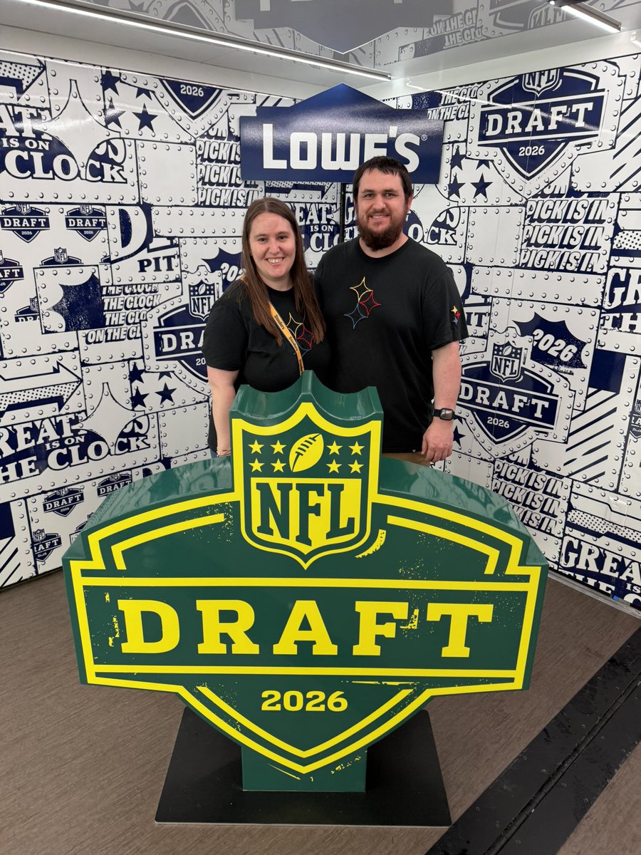 annajc16's tweet photo. The draft was so much fun! Randomly found Lynn Swann?!! Pittsburgh is the best city https://t.co/LZ0H4MNCn8