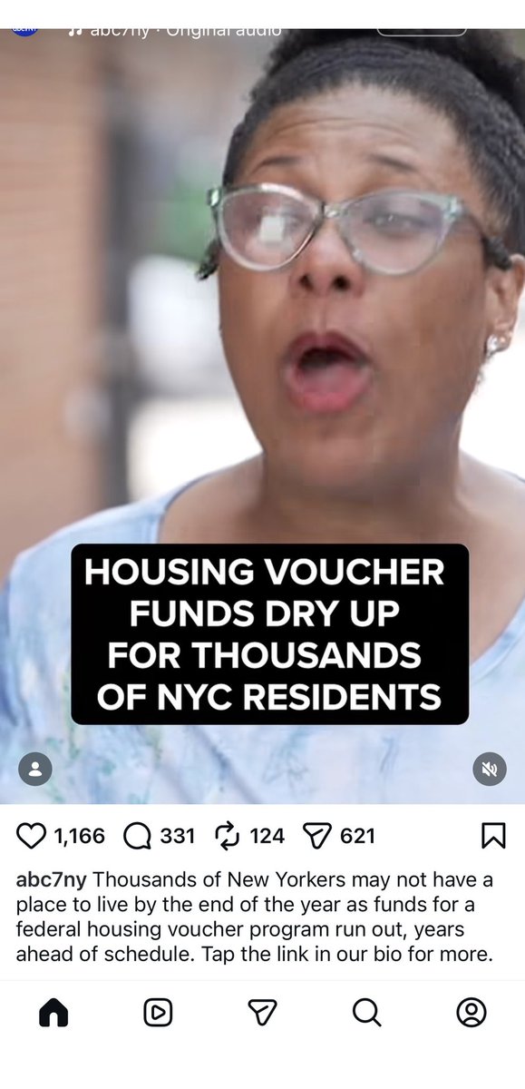 CapeFloy's tweet image. Landlord turns out to be snob with clippers and sheers.
And, Peitre Jennings pens Thanks Hysterectomy ‘15 but it’s Joan Lunden we cancelled. 
#youtube #tutorial #journalism #courts #blackhairmagazine