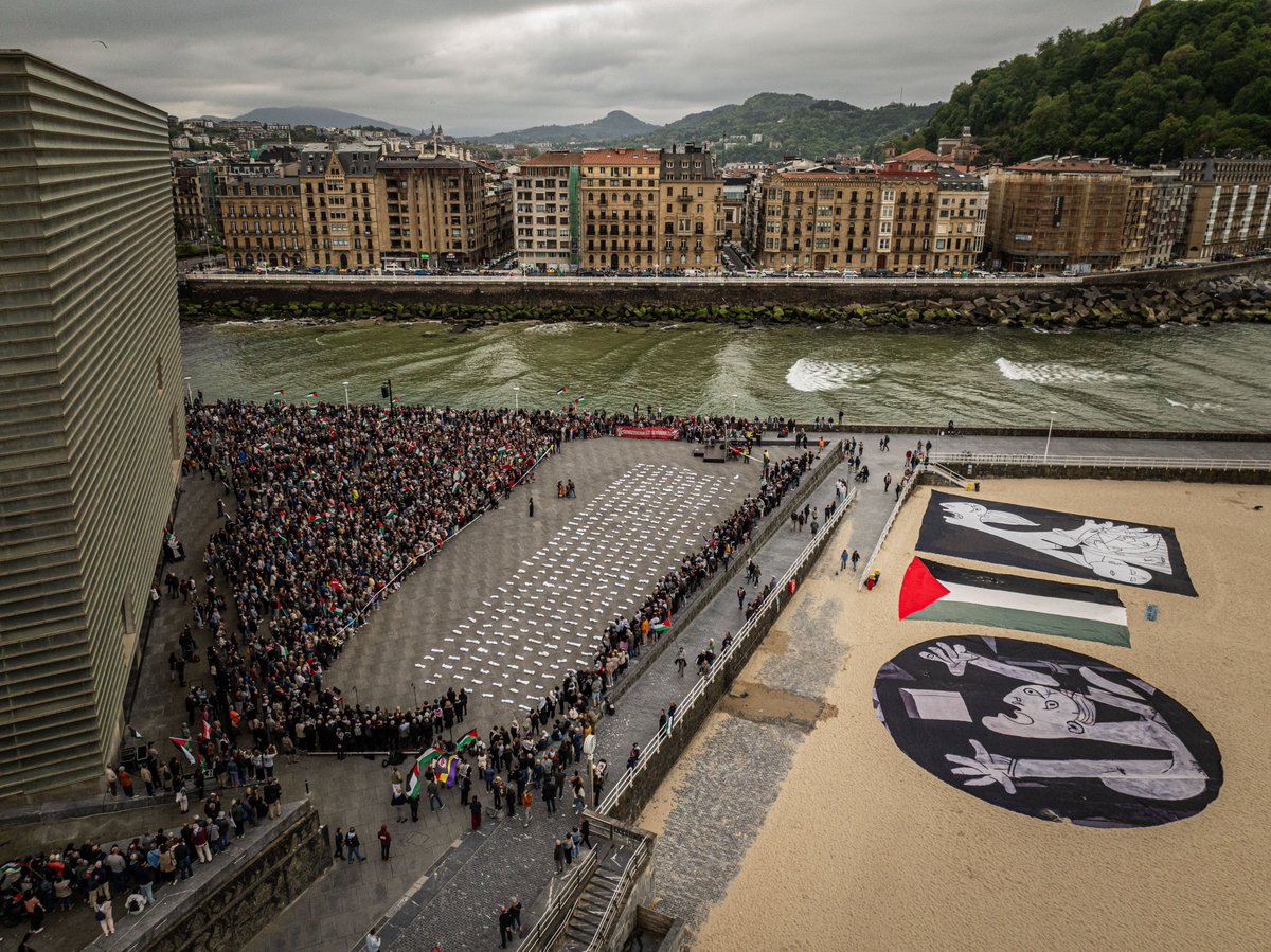 GerPalesti2023's tweet photo. 𝗚𝗘𝗡𝗢𝗭𝗜𝗗𝗜𝗢𝗥𝗜𝗞 𝗘𝗭, 𝗚𝗘𝗥𝗥𝗔𝗥𝗜𝗞 𝗘𝗭
Milaka pertsona bildu dira mobilizazio hunkigarri, jendetsu eta anitza osatuz  Donostian “Gernikaren herritik: genozidiorik ez, gerrarik ez” lelopean, genozidioari eta nazioarteko legeen etengabeko urraketaren amaiera eskatzeko https://t.co/qTN4EMT8uw