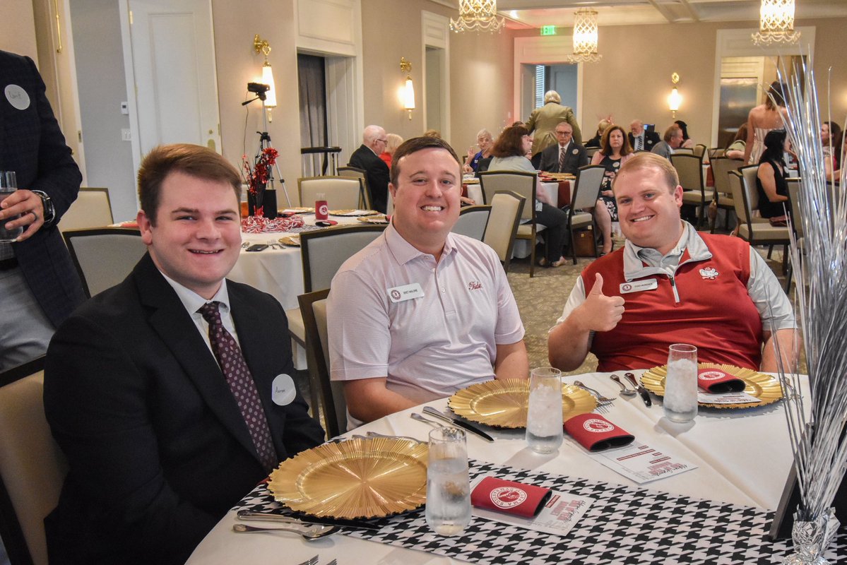 medalistclubua's tweet image. Happy Banquet Week! The end of year banquet is almost here, we can’t wait to see yall!

#rolltideroll🐘 #TheMedalistClub #BamaGymnastics #AlabamaGymnastics #NCAAGymnastics #NCAAGym #BamaGym #RollTide #FierceJoy

Join the club at BamaGymnastics.org