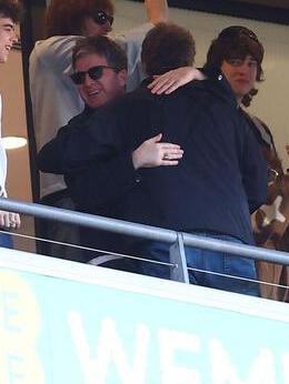 LIAM AND NOEL HUGGINGGGGGG AAAAAAABJSJSJSSJJSJSKSSL