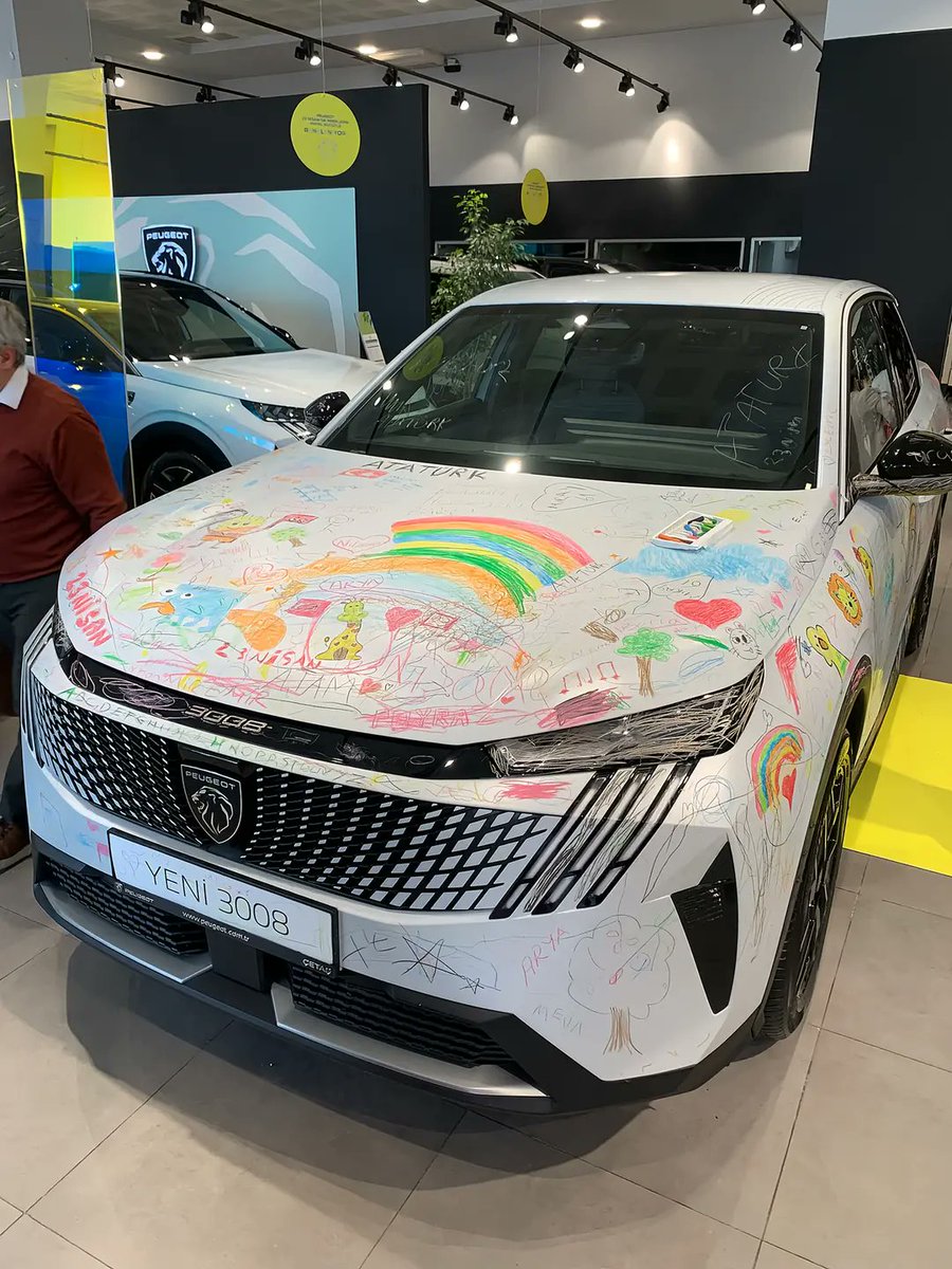 bayrakmedya's tweet image. Stellantis grubuna ait bir Peugeot bayisi, 23 Nisan kapsamında 408 model aracı çocukların üzerine çizim yapabilmesi için onların hayal gücüne bıraktı.