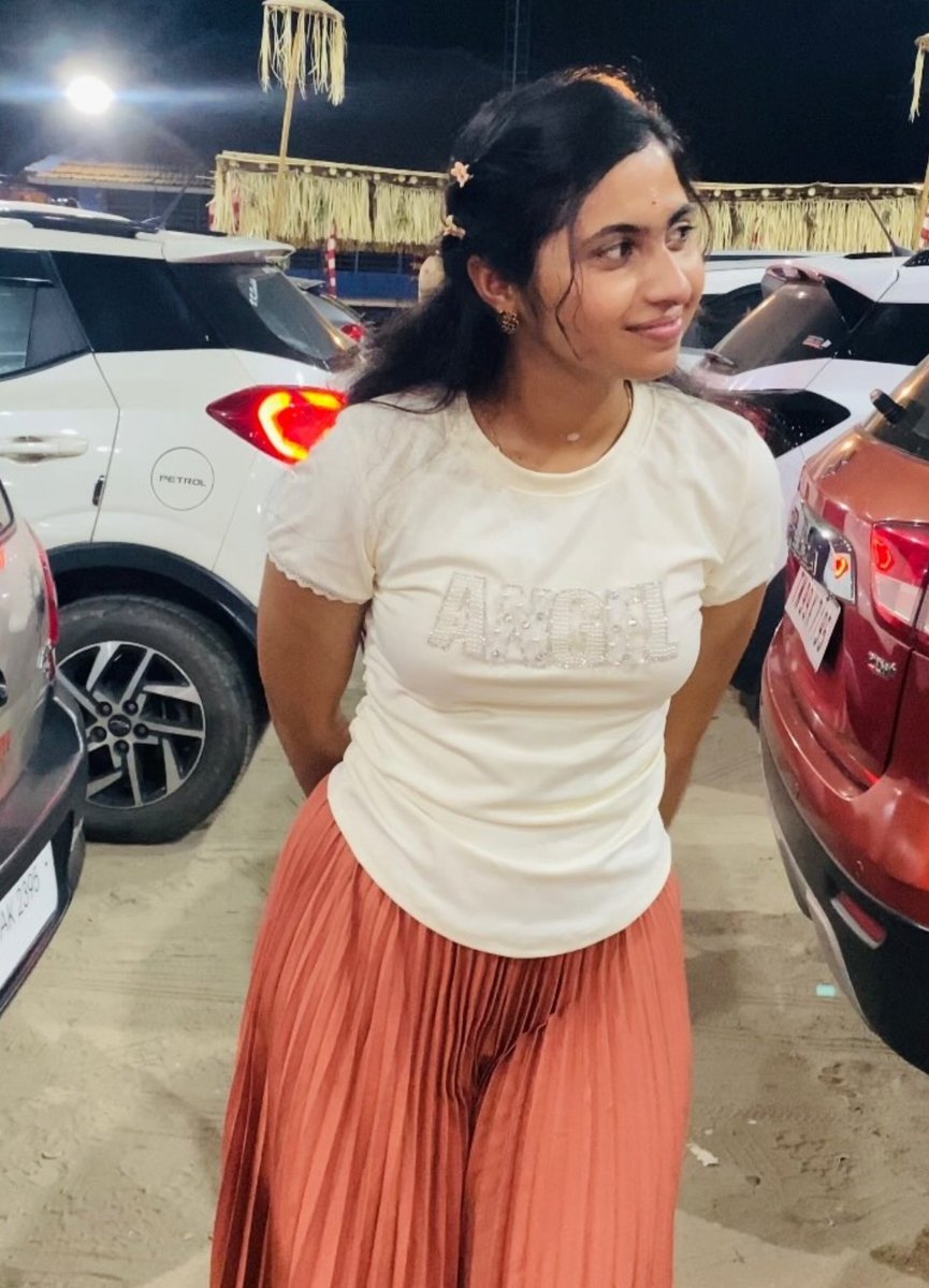 NalluSoo56133's tweet photo. 🥵iva odambu semaiya iruku🤤antha soothu shape paathale sunniye vachi theikanum pola iruku🥵antha skirt mela thooki thalaiye ulla vittu jattiye kela iraki soothe nalla thadevi pesanji mutham kuduthu nakkanum👅aprm sunniye vittu okanum🥵 kanji varachila iva moojile adichi vidanum https://t.co/N0Fprt1fSx