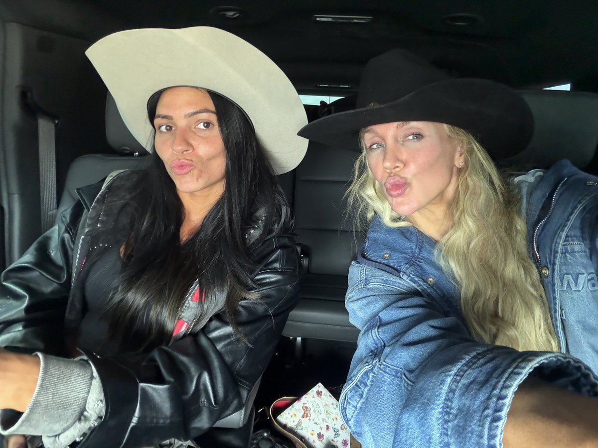 Charlotte Flair tweet media