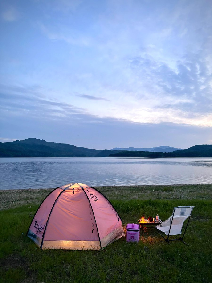 vel9639's tweet image. Woke up to birds u0026 pine—campfire coffee hits different when the view’s this good.  #CampingVibes #NatureFix